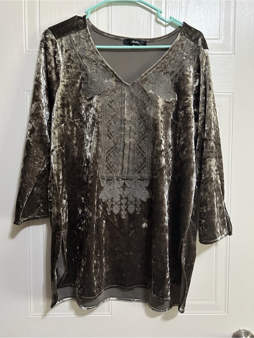 ANDREE BY UNIT Olive Velvet Embroidered V-Neck Tunic